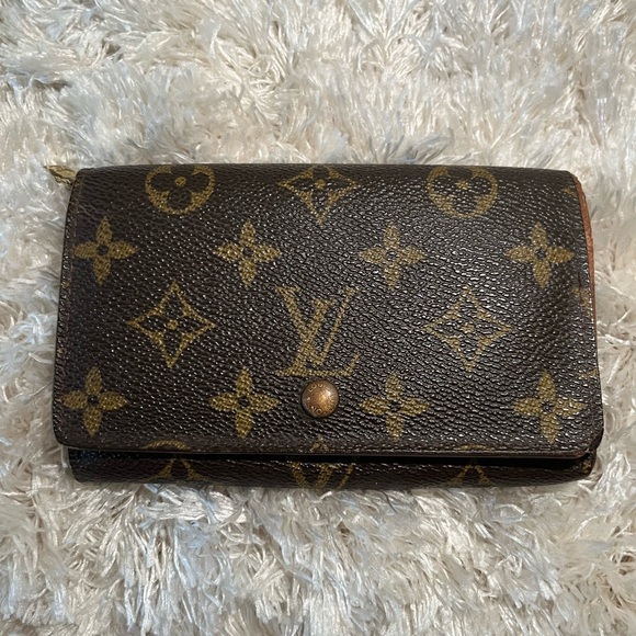 Handbags - Vintage Louis Vuitton Wallet- Snaps Well!